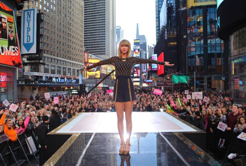 泰勒絲打破時代廣場封街演唱會最多觀眾紀錄