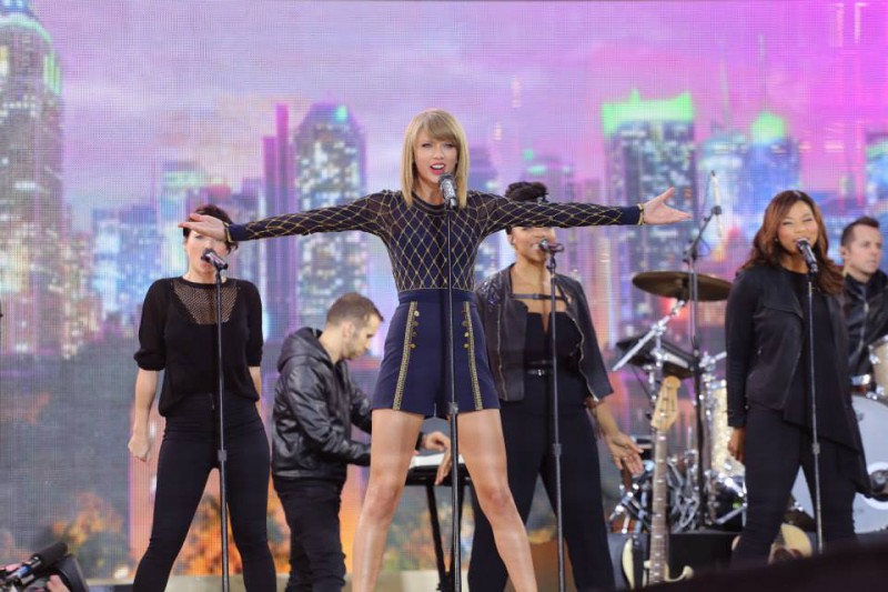 泰勒絲於時代廣場舉辦封街演唱會，並載歌載舞連唱三首新歌。