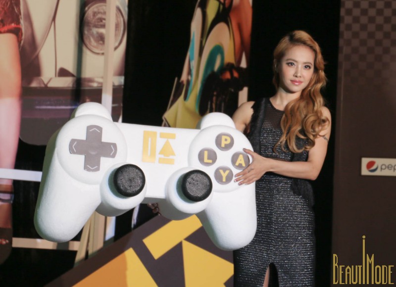 蔡依林按下電玩手把「PLAY」按鍵，宣布新專輯《呸》宣傳正式啟動。