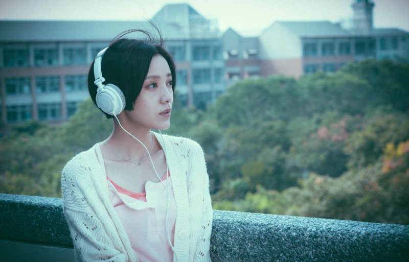 郭采潔在《寒蟬效應》中飾演來自台北的都會女孩白白，獨自到純樸的東部大學求學，沒想到意外身陷充滿爭議的愛情漩渦。