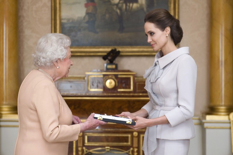 英國女王伊麗莎白二世親自頒贈榮譽大十字勳章給裘莉，以肯定她在人道工作的貢獻。 