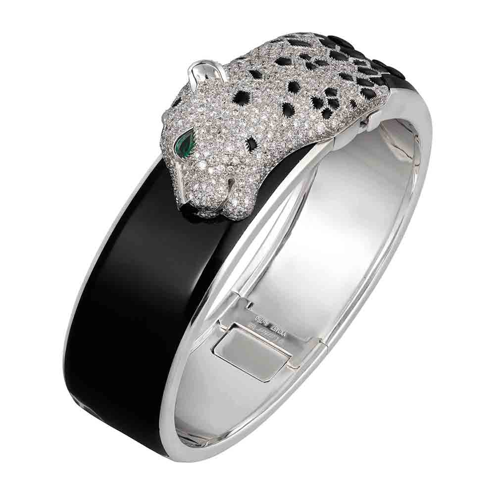 河智苑現場配戴的卡地亞美洲豹頂級珠寶系列手環，參考價格為新台幣575萬元