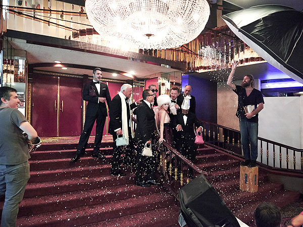 安娜坎卓克與8位分屬不同世代的紳士，在拉斯維加斯歌廳前上演奢華復古派對。