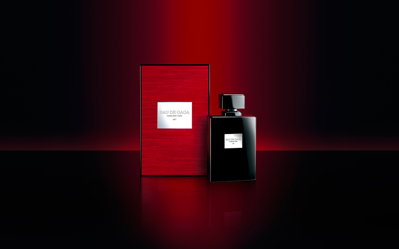 在瓶身與外包裝的設計上，也融入了剛柔並濟的設計概念，以鮮明的線條和黑色光澤感瓶身，搭配紅色珠寶盒作為搭配，呈現簡約奢華的風格。