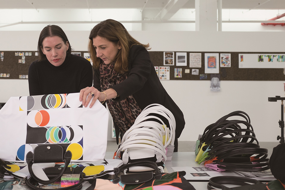 Longchamp 創意總監 Sophie Delafontaine(右) 與藝術家 Sarah Morris(左)一同檢討打樣結果