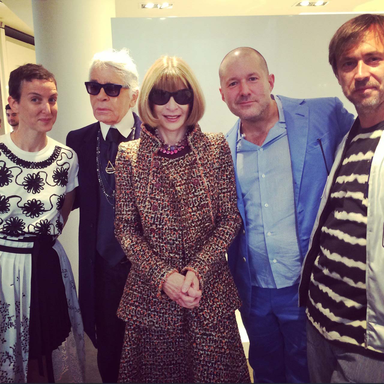 （左起）Colette創辦人Sarah Andelman、Karl Lagerfeld、Anna Wintour、Jonathan Ive和Marc Newson昨天一同慶祝iWatch進駐時尚潮店
