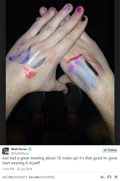 團員Niall Horan在Twitter上發布一張圖滿各式彩妝、唇膏、指甲油的照片，並幽默表示：「剛剛才和團員討論完，這次的彩妝真的很棒，讓我忍不住都想化妝了！」