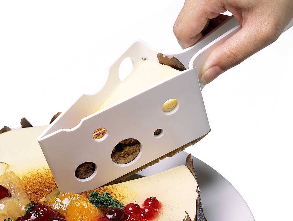 「蛋糕刀」，一刀切下，簡單輕鬆就能將蛋糕切塊完整的放置盤上。
