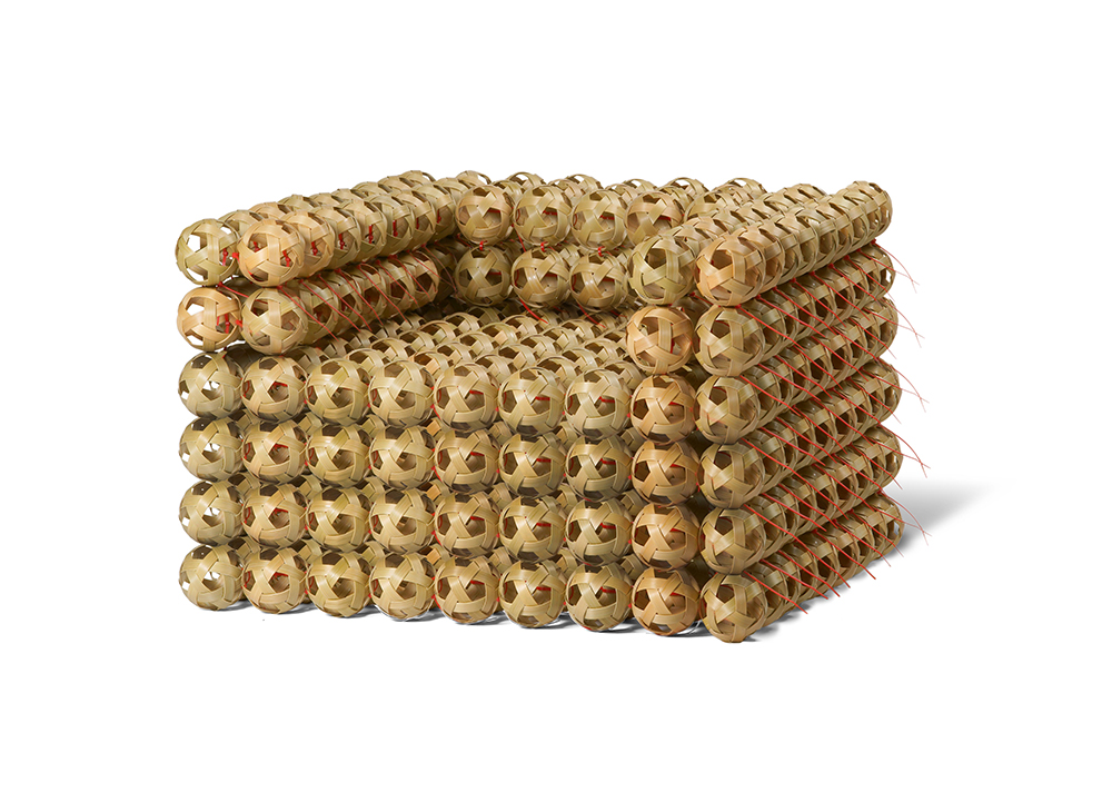 「泡泡沙發」，利用竹編小球，取代原本複雜的沙發結構，變得更輕盈。還可根據不同需求做大小變化。