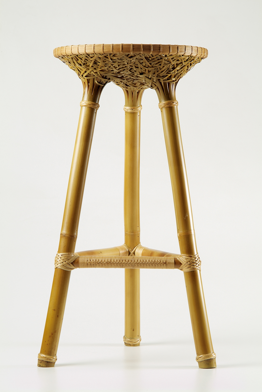 「竹凳」，將三根竹管剖開後，利用亂中有序的編織法，製成一張三腳椅。