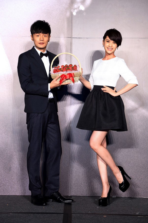 楊丞琳專程前來為李榮浩站台，並送上很「不搭」的草莓做為相見歡禮物。