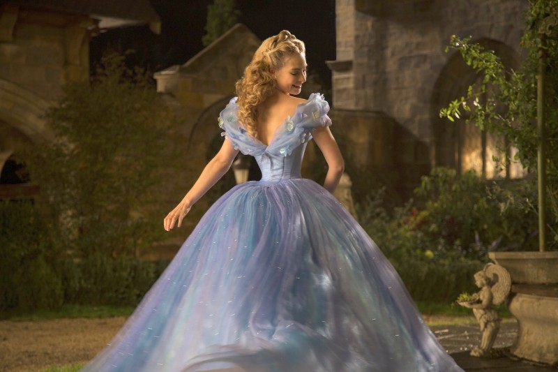 電影中灰姑娘的禮服與動畫版如出一轍，皆閃耀著璀璨水晶藍色光芒。