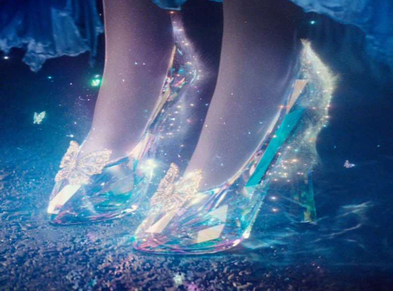 灰姑娘腳下所踩的水晶玻璃鞋，設計靈感則來自於Northampton美術館裡一雙1890年代的高跟鞋，當然為了打造這雙高5吋的夢幻玻璃鞋，也邀來水晶品牌施華洛世奇Swarovski 贊助合作。