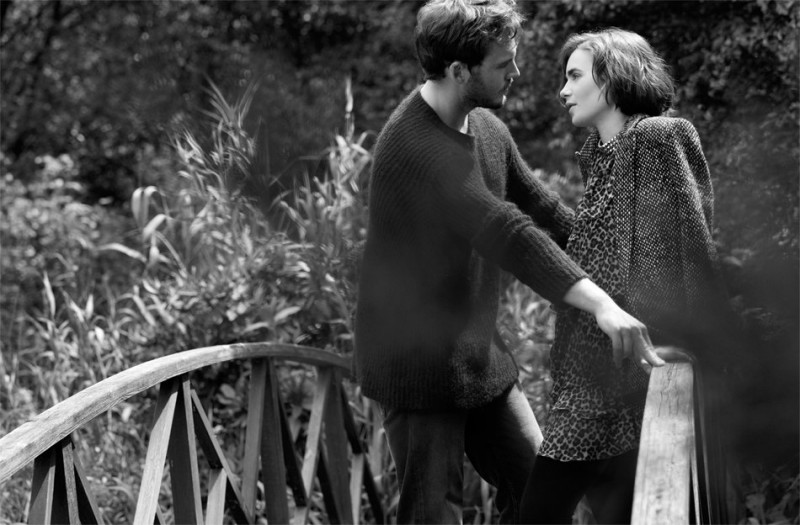 山姆克萊弗林與莉莉柯林斯在《真愛繞圈圈》中上演「友達以上，戀人未滿」的曖昧情誼。