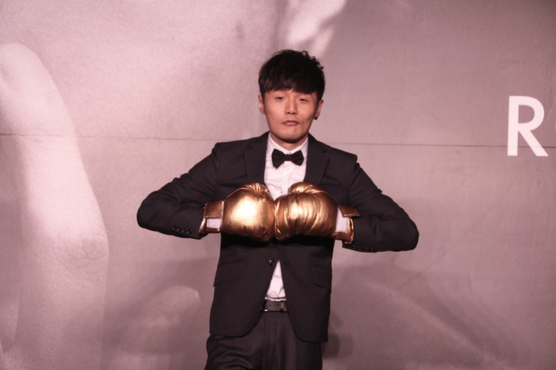 唱片公司送上「金色拳擊手套」盼李榮浩能攻下明年金曲歌王