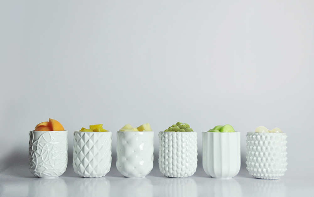 「果‧皮杯」，挑選瓜果、釋迦、哈密瓜、鳳梨、馬鈴薯、荔枝六種台灣在地蔬果，歸納出果皮紋理規則，刻劃於杯體上，成為造型特別的茶杯。