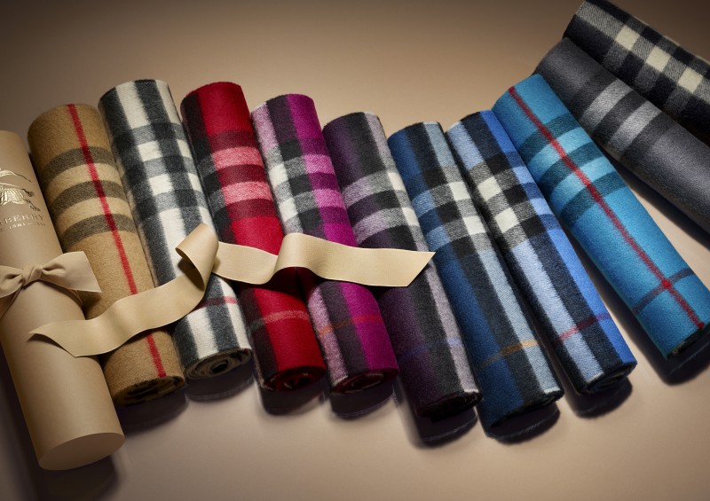 經典喀什米爾格紋各色圍巾。每款為NT$21,000元。