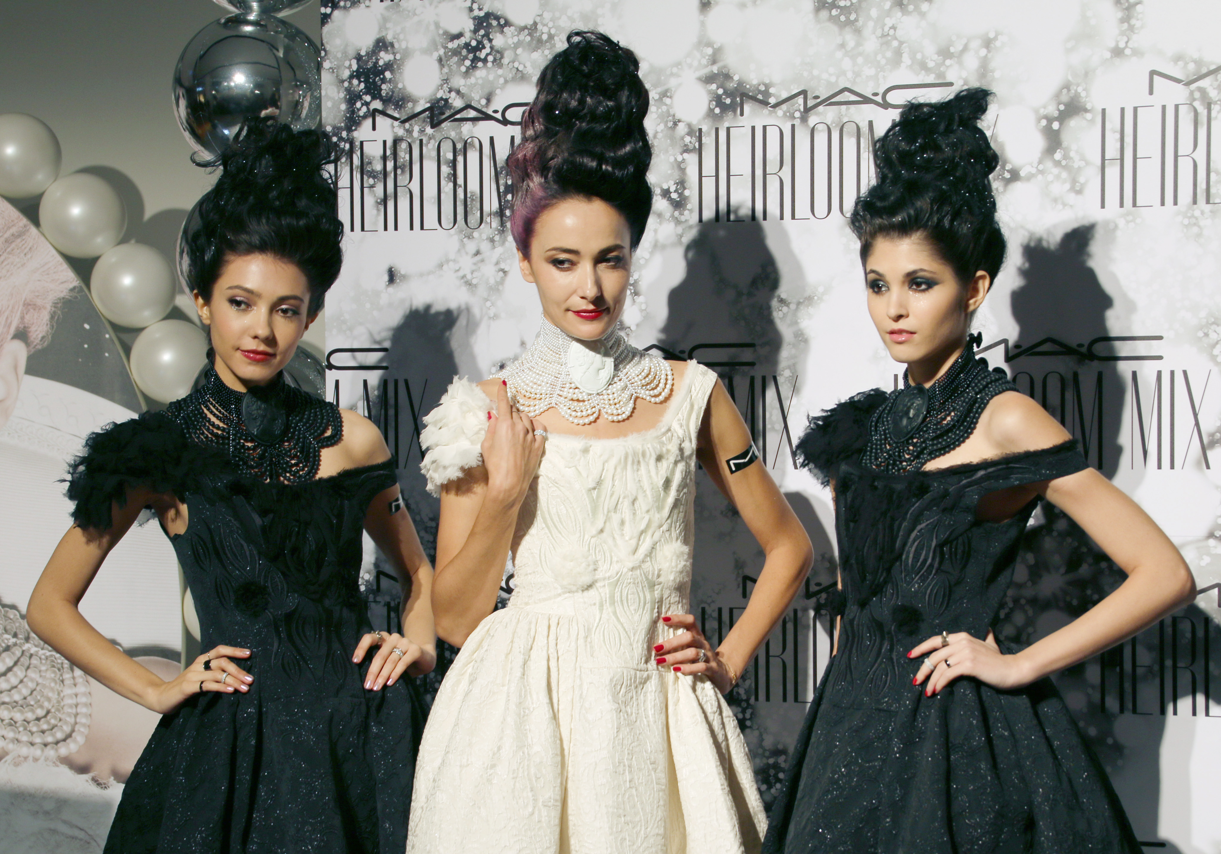 Lisa S.與兩位模特兒展示M.A.C璀璨女王耶誕彩妝妝容。(圖/BeautiMode)