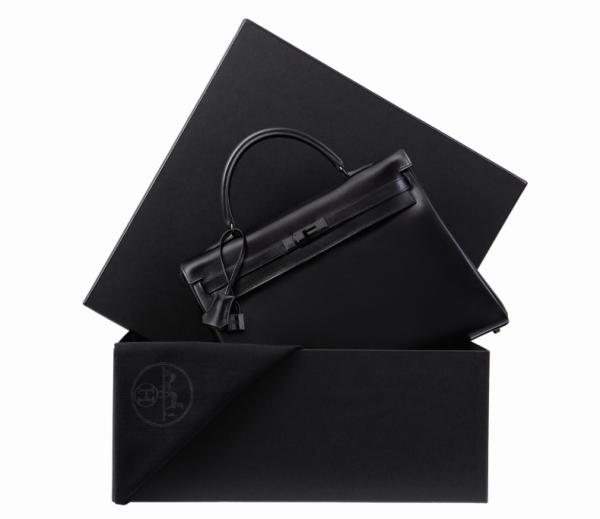 愛馬仕在2010年秋冬推出So Black全黑凱莉包，從外包裝到包款本身全是黑壓壓一片。