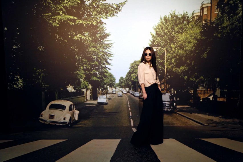 Hebe戴上太陽眼鏡向偶像約翰藍儂經典造型致敬，並在《Abbey Road》經典場景前擺出瀟灑姿勢。