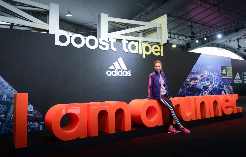 Jolin於adidas Running EXPO 跑步博覽會「I am a runner跑者拍照區」拍照留念(圖/adidas 提供)