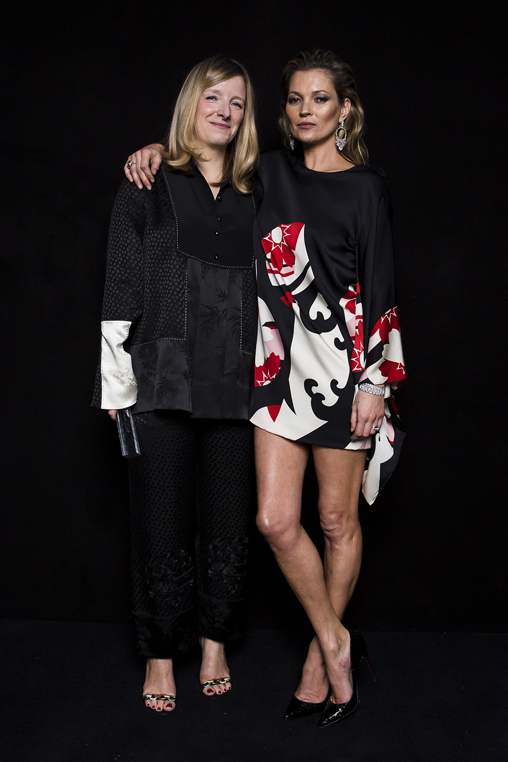 年度最佳紅毯設計師Alexander McQueen，由現任總監Sarah Burton（左）領獎。右為超模Kate Moss