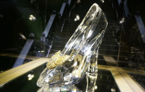 配合即將於明年3月上映的《仙履奇緣》電影，會場內也展示灰姑娘的璀璨玻璃鞋。