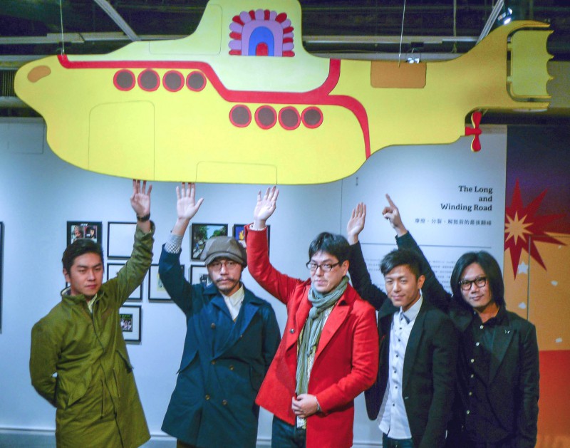 眾人與《The-BeatlesTomorrow-披頭四展》展區的黃色潛水艇看板合影