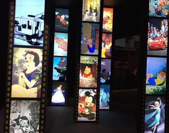 從迪士尼第一部有聲動畫《白雪公主》到風靡全球的《冰雪奇緣》等經典動畫電影史，皆在展覽中詳細介紹。