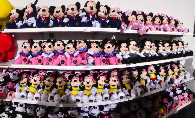 「迪士尼紀念品區旗艦店」獨家販售多款米奇、米妮的紀念娃娃，數量有限先搶先贏！