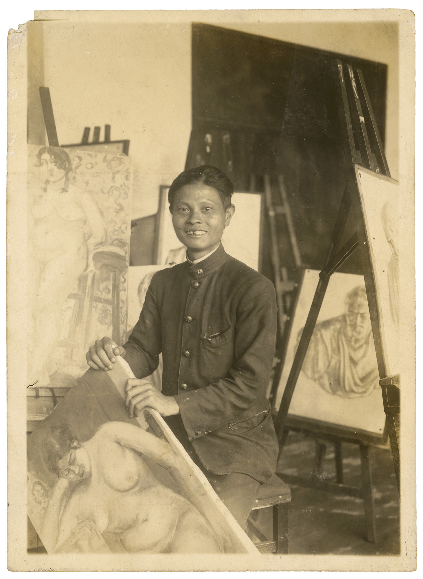 1926.10.10陳澄波第一次入選帝展，在畫室接受報社記者訪問時所攝