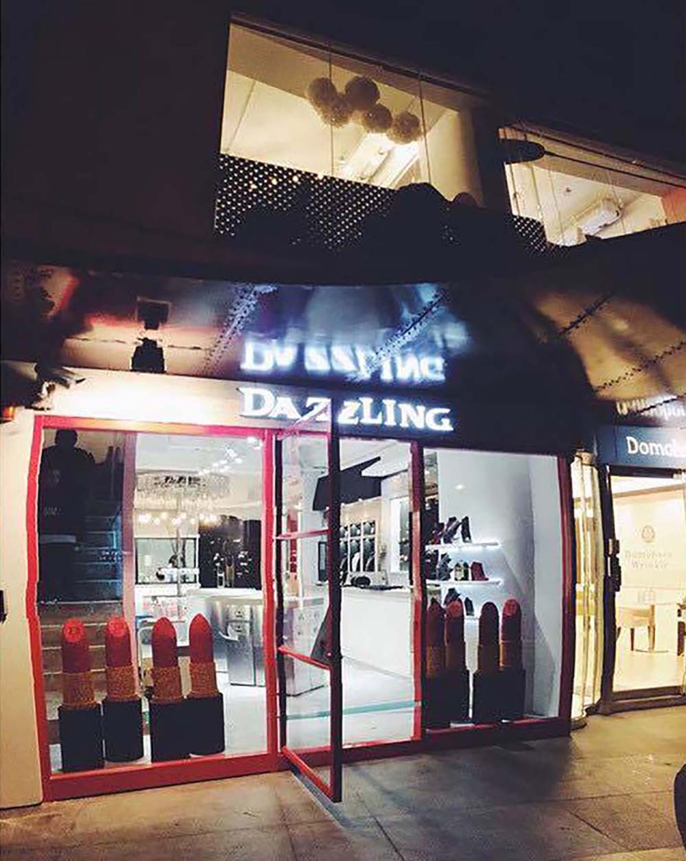 Dazzling東區旗艦店大門以鮮紅色和霓虹招牌點綴，在夜晚中十分耀眼。（圖片取自Dazzling FB）