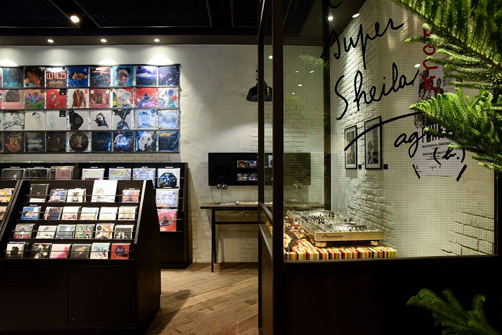 agnès b. RUE DE MARSEILLE Music Store 唱片店中有許多珍貴的黑膠唱片