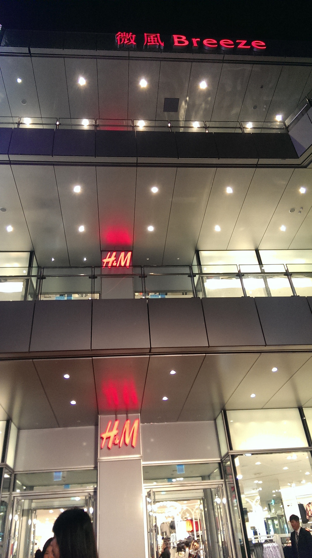H&M台灣旗艦店樓高3層（圖／BeautiMode）