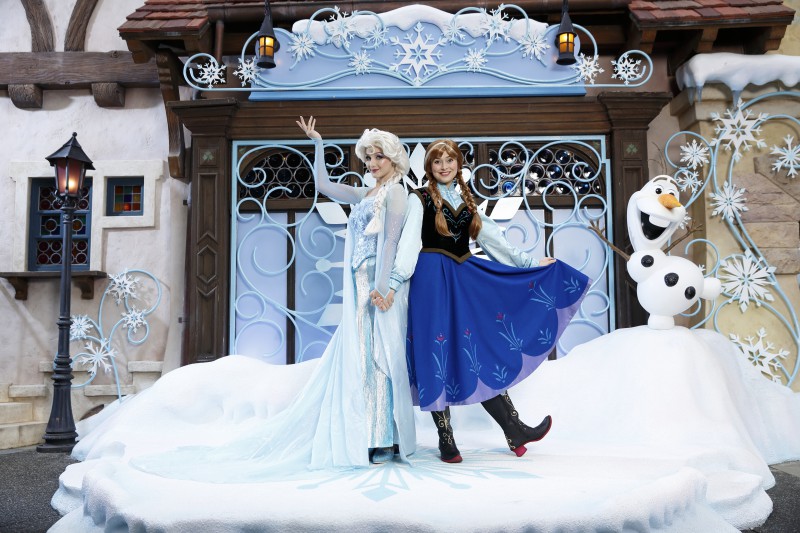 《冰雪奇緣》真人版艾莎與安娜，將在香港迪士尼「雪亮聖誕」引起冰雪風暴。