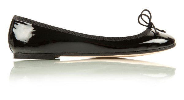 L'Avion de Chasse BOBBIES 漆皮毛內裡芭蕾舞娃娃鞋(黑)；售價NT$5,800元。 