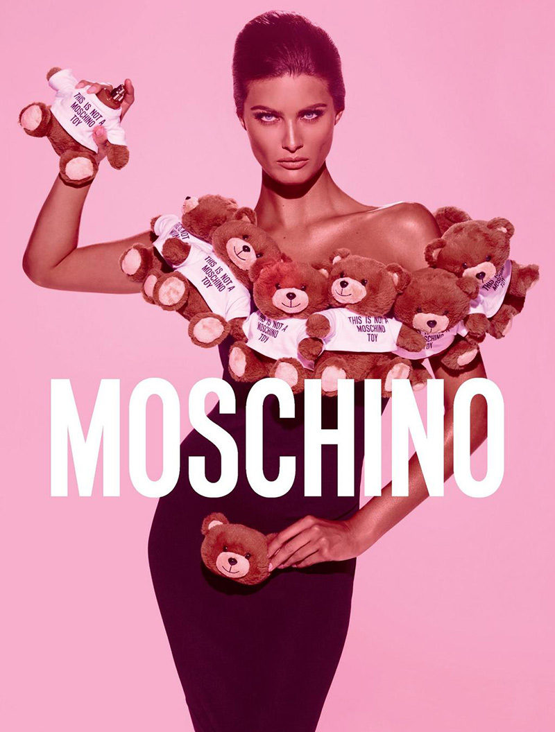 Moschino的首支香水造型，是一隻穿上品牌T恤的泰迪熊，十分具有話題性。