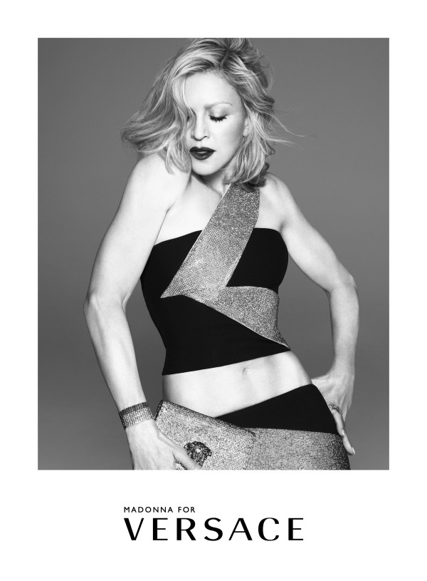 全新Versace 2015春夏廣告由Mert Alas & Marcus Piggott 操刀，捕捉瑪丹娜獨特而經典的形象。