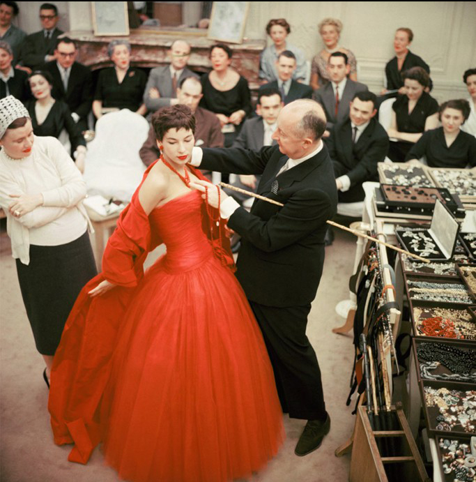 Christian Dior先生（右）在彩排時親自為Victoire調整衣裝。（圖／WWD）