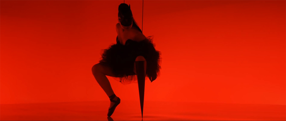 Viktoria Modesta在音樂錄影帶中挑戰穿著尖錐義肢跳舞