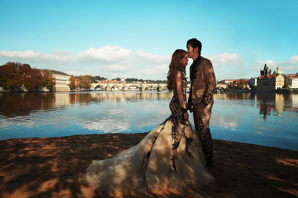 以布拉格查理大橋為背景的照片裡，周杰倫與昆凌的獨照就像是在河的兩岸對望，最後男女主角終究相遇。