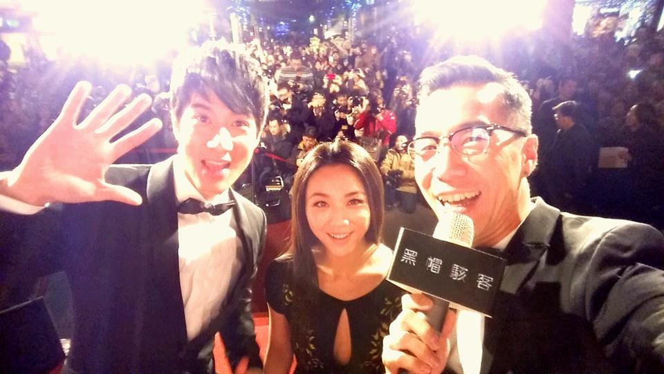 王力宏、湯唯與主持人張兆志在首映會台上玩起自拍(圖/張兆志 喬治先生FB)