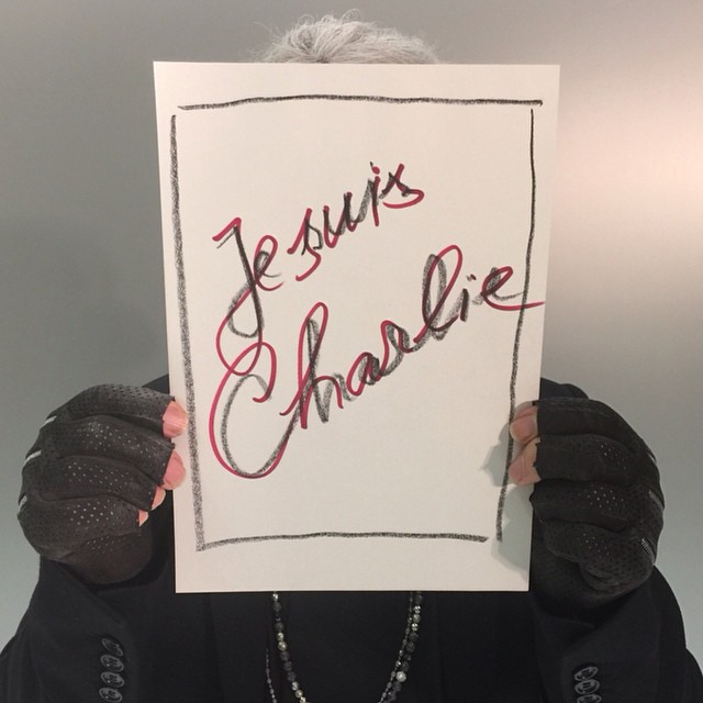 時尚界大咖Karl Lagerfeld也以自己平常畫服飾畫的粉彩，親手寫下「Je suis Charlie」（我是查理）公開力挺（圖／Karl Lagerfeld FB）
