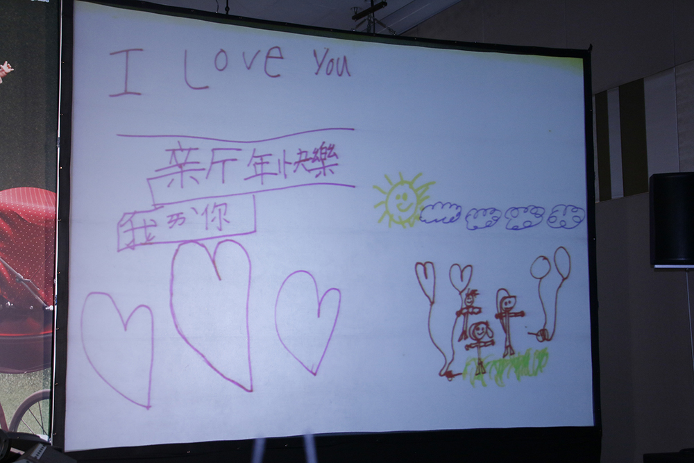 A-Lin的六歲女兒親手繪製可愛小卡片，A-Lin看到後，帶點驚訝的語氣說，她會寫英文。