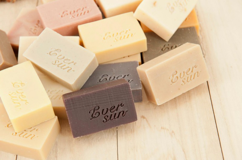 Eversun手工皂款式豐富，從黑糖羊奶、紅酒多酚、苦瓜清爽到蜂蜜榛果等適合不同肌膚的手工皂，應有盡有。