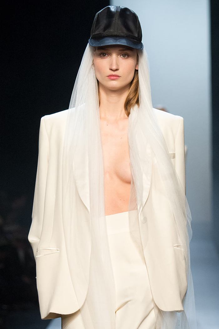 Jean Paul Gaultier將新娘頭紗變成休閒的鴨舌帽（圖／Style.com）