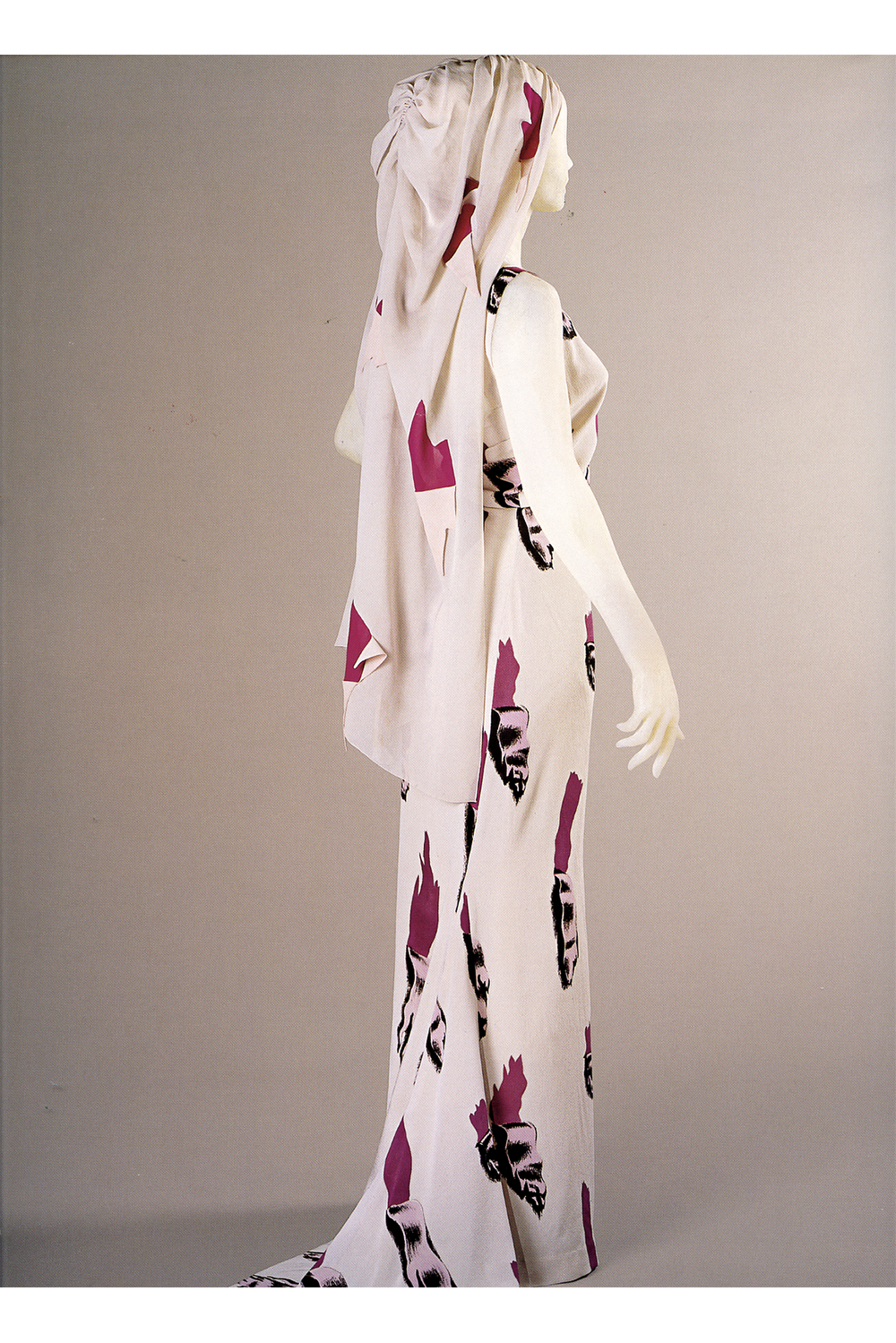 超現實藝術家達利過去曾為Schiaparelli設計2D撕裂感的印花布料，在當時是空前絕後的設計（圖／網路）