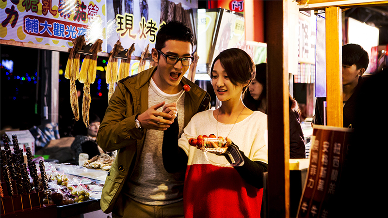 黃曉明與周迅走訪台灣夜市，嘗遍所有攤子美味小吃。