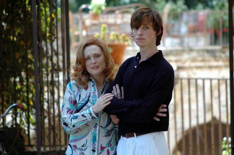 茱莉安摩爾與艾迪瑞德曼在電影《浮華陷阱》(Savage Grace)中詮釋畸戀母子