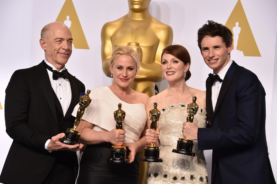 (左起)最佳男配角 J.K西蒙斯、女配角派翠西亞艾奎特、影后茱莉安摩爾與新科影帝艾迪瑞德曼開心合影